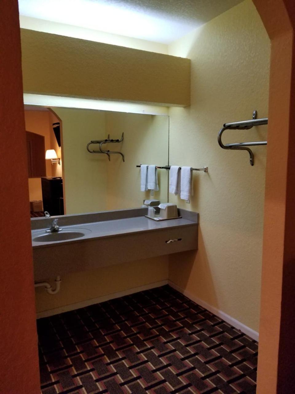 Texan Inn & Suites Louetta Bagian luar foto
